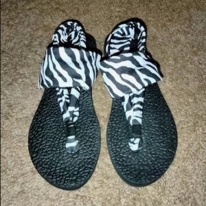 Rampage (Size 8) Black & White Zebra Print Cloth Fabric Sling Yoga Thong Sandals